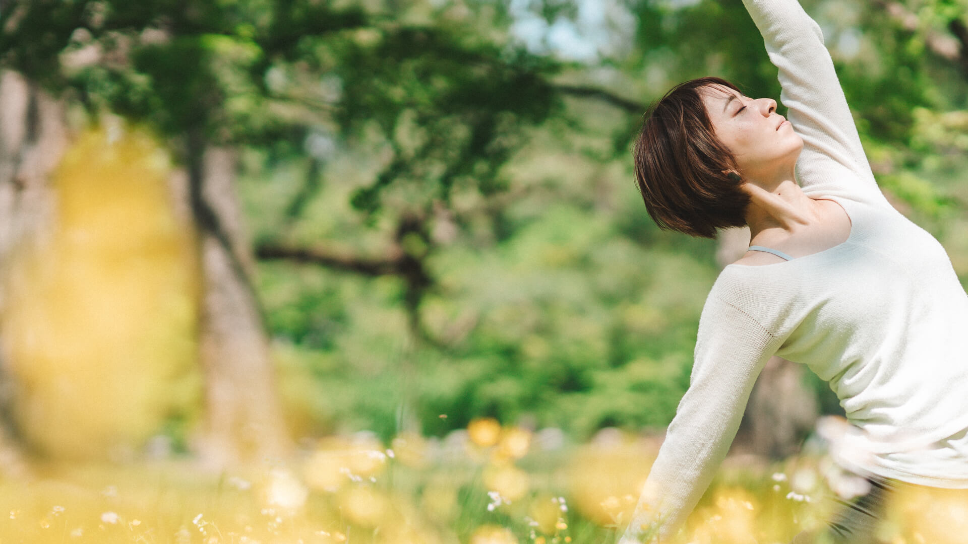 京都御所でヨガをする女性