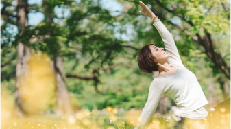 京都御所でヨガをする女性